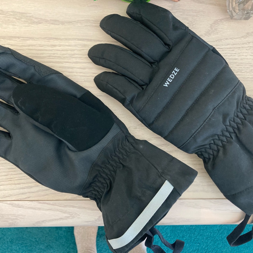 Mens ski gloves. Size large.